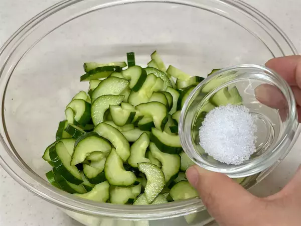 「【90年前のおかず再現】普通の酢の物と思いきや!?昭和の知恵満載「キュウリと油揚げの酢もみ」作ってみた！」の画像