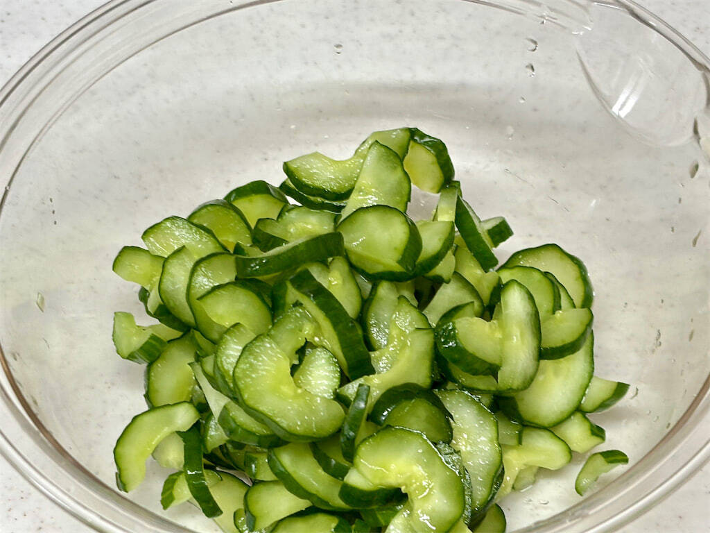 【90年前のおかず再現】普通の酢の物と思いきや!?昭和の知恵満載「キュウリと油揚げの酢もみ」作ってみた！