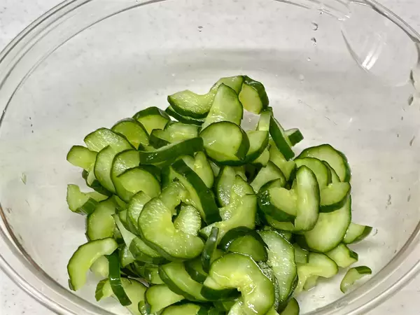 「【90年前のおかず再現】普通の酢の物と思いきや!?昭和の知恵満載「キュウリと油揚げの酢もみ」作ってみた！」の画像