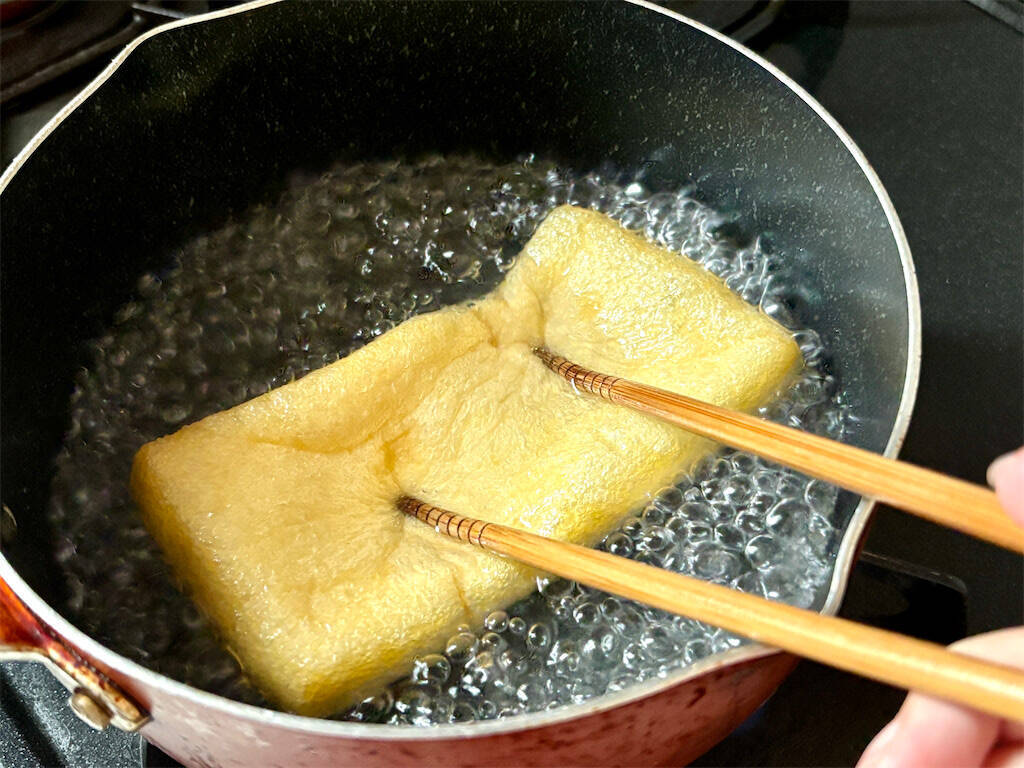 【90年前のおかず再現】普通の酢の物と思いきや!?昭和の知恵満載「キュウリと油揚げの酢もみ」作ってみた！