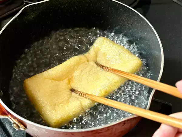 「【90年前のおかず再現】普通の酢の物と思いきや!?昭和の知恵満載「キュウリと油揚げの酢もみ」作ってみた！」の画像