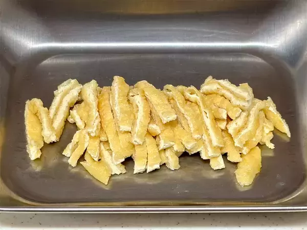 「【90年前のおかず再現】普通の酢の物と思いきや!?昭和の知恵満載「キュウリと油揚げの酢もみ」作ってみた！」の画像