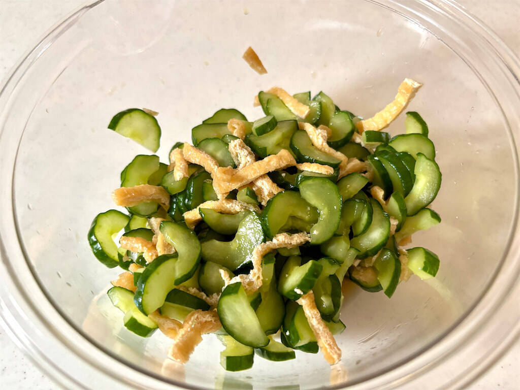 【90年前のおかず再現】普通の酢の物と思いきや!?昭和の知恵満載「キュウリと油揚げの酢もみ」作ってみた！