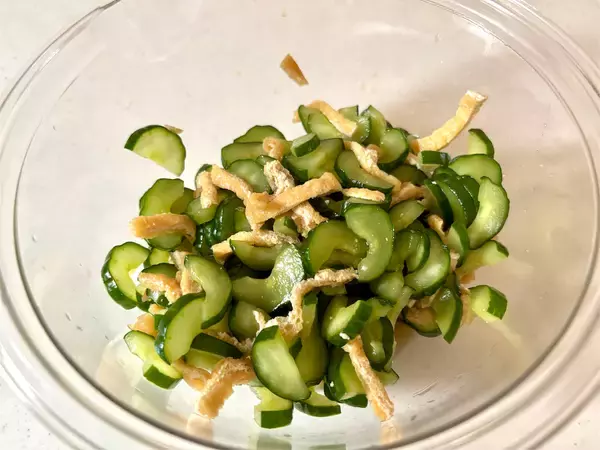 「【90年前のおかず再現】普通の酢の物と思いきや!?昭和の知恵満載「キュウリと油揚げの酢もみ」作ってみた！」の画像