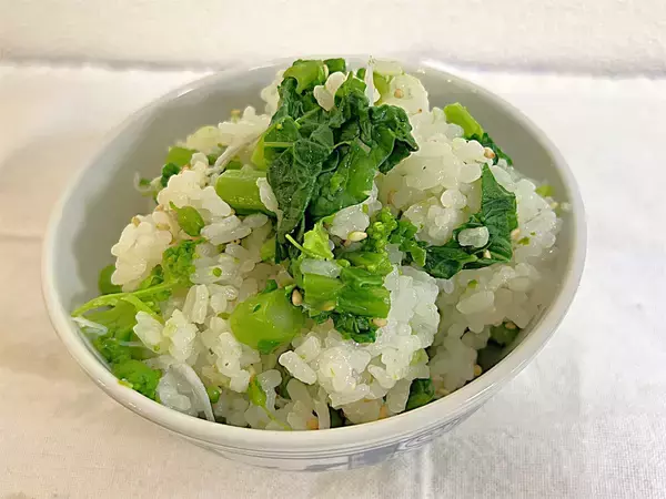 「【春の幸せ混ぜご飯】炊き立てご飯に「菜の花」と「しらす」混ぜてみた！ほろ苦&塩味で意外にまろやか～♪」の画像