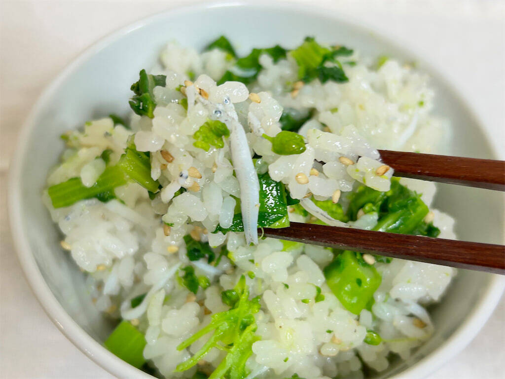 【春の幸せ混ぜご飯】炊き立てご飯に「菜の花」と「しらす」混ぜてみた！ほろ苦&塩味で意外にまろやか～♪