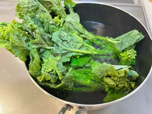 「【春の幸せ混ぜご飯】炊き立てご飯に「菜の花」と「しらす」混ぜてみた！ほろ苦&塩味で意外にまろやか～♪」の画像