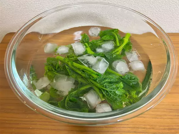 「【春の幸せ混ぜご飯】炊き立てご飯に「菜の花」と「しらす」混ぜてみた！ほろ苦&塩味で意外にまろやか～♪」の画像