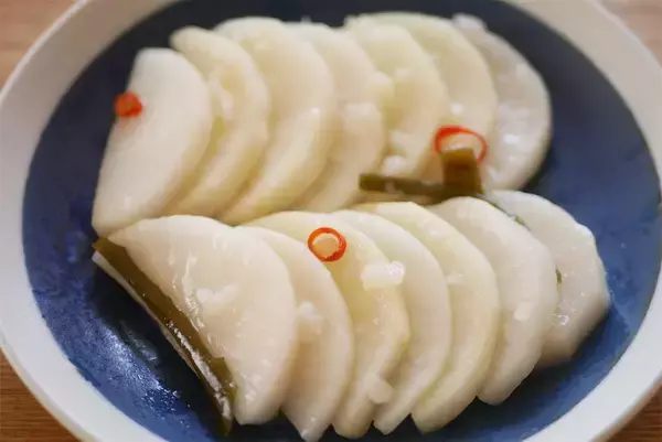 「【大根消費レシピ】甘酒で「即席べったら漬け」作ってみた！“おかゆ”も使う裏ワザで朝漬ける→夜完成！」の画像