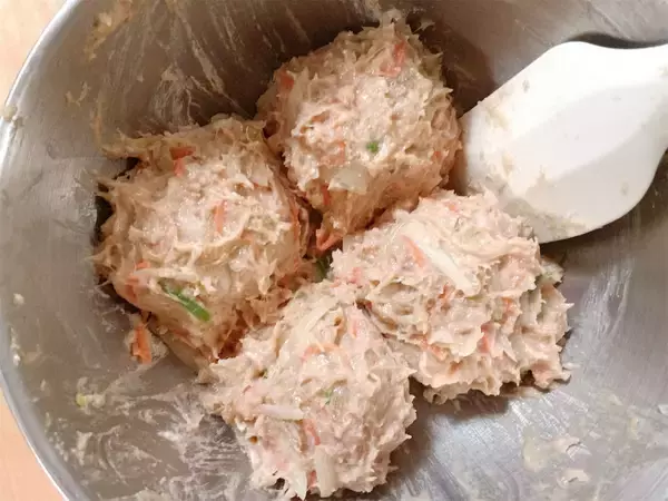 「【革命的な発想】すり身の代わりに「はんぺん」でさつま揚げ作ってみた！プルンプルン食感!?【農家直伝】」の画像