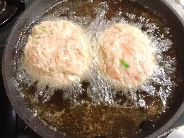 「【革命的な発想】すり身の代わりに「はんぺん」でさつま揚げ作ってみた！プルンプルン食感!?【農家直伝】」の画像