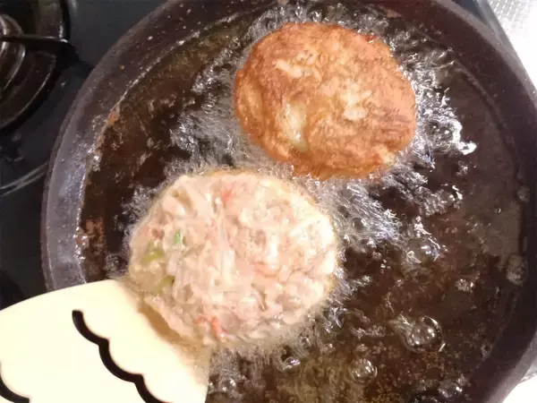 「【革命的な発想】すり身の代わりに「はんぺん」でさつま揚げ作ってみた！プルンプルン食感!?【農家直伝】」の画像