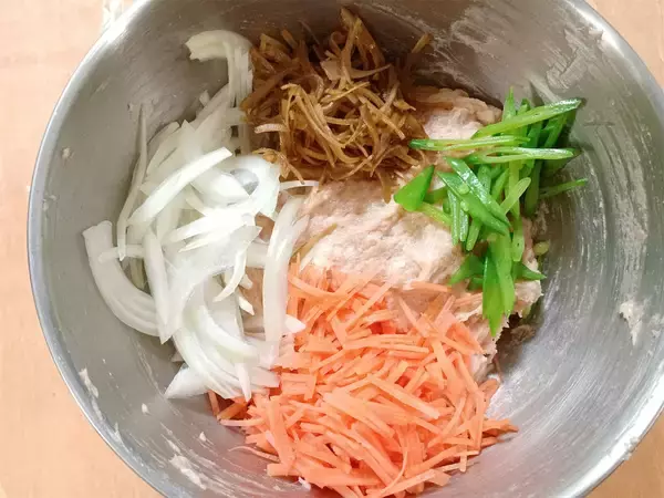 「【革命的な発想】すり身の代わりに「はんぺん」でさつま揚げ作ってみた！プルンプルン食感!?【農家直伝】」の画像