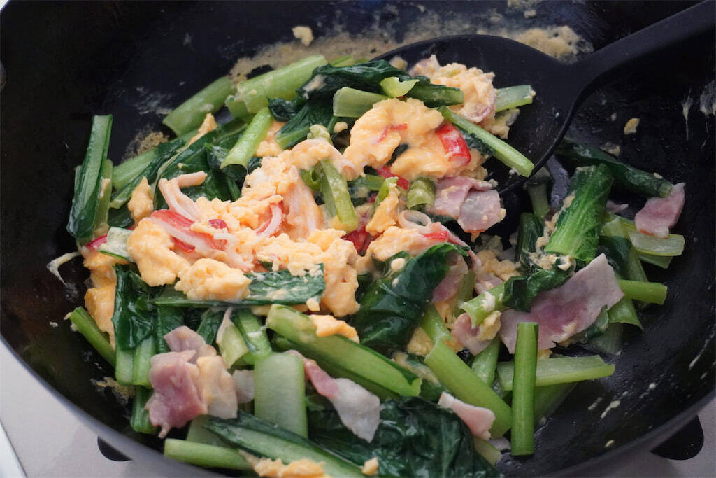 【小松菜マヨ卵をガーリックで炒めて！】めっちゃご飯が進む進む♡ベーコン・カニカマもヤミツキのカギ