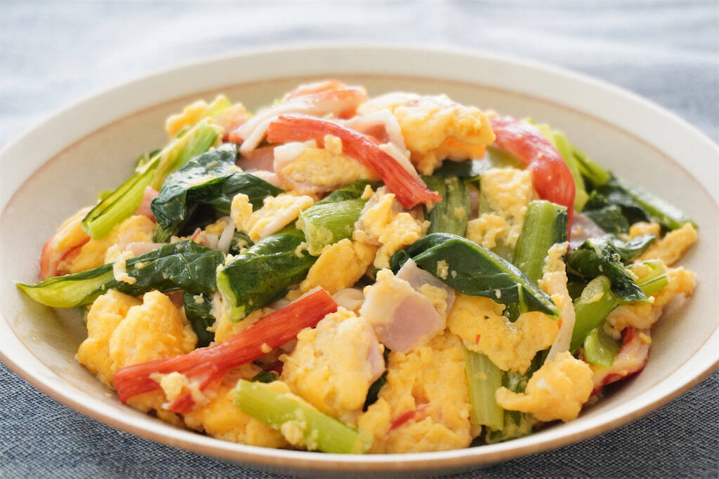 【小松菜マヨ卵をガーリックで炒めて！】めっちゃご飯が進む進む♡ベーコン・カニカマもヤミツキのカギ