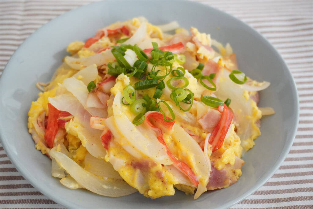 【小松菜マヨ卵をガーリックで炒めて！】めっちゃご飯が進む進む♡ベーコン・カニカマもヤミツキのカギ