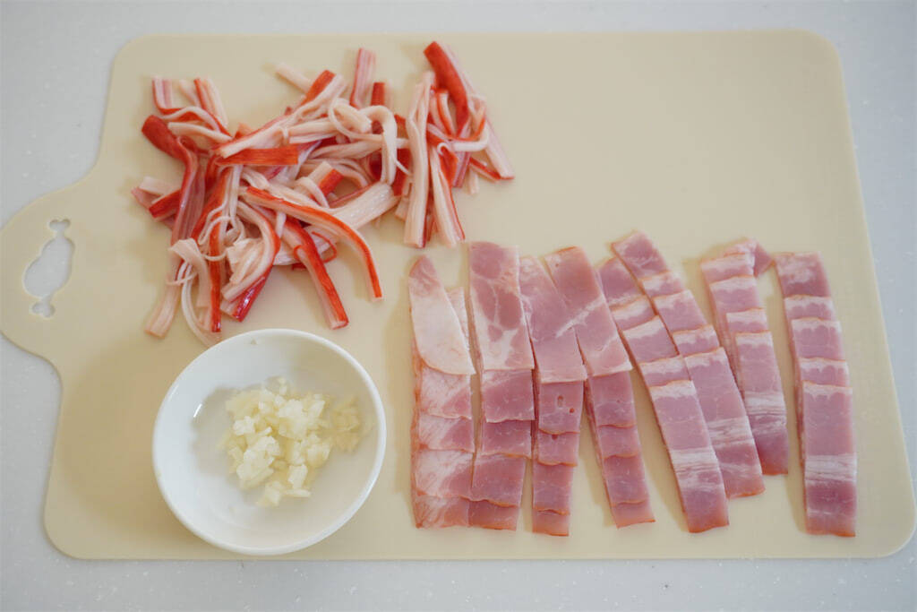 【小松菜マヨ卵をガーリックで炒めて！】めっちゃご飯が進む進む♡ベーコン・カニカマもヤミツキのカギ