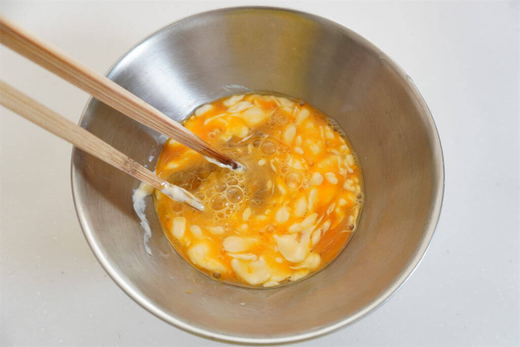 【小松菜マヨ卵をガーリックで炒めて！】めっちゃご飯が進む進む♡ベーコン・カニカマもヤミツキのカギ