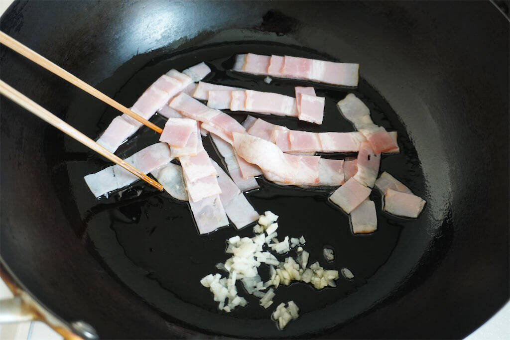 【小松菜マヨ卵をガーリックで炒めて！】めっちゃご飯が進む進む♡ベーコン・カニカマもヤミツキのカギ