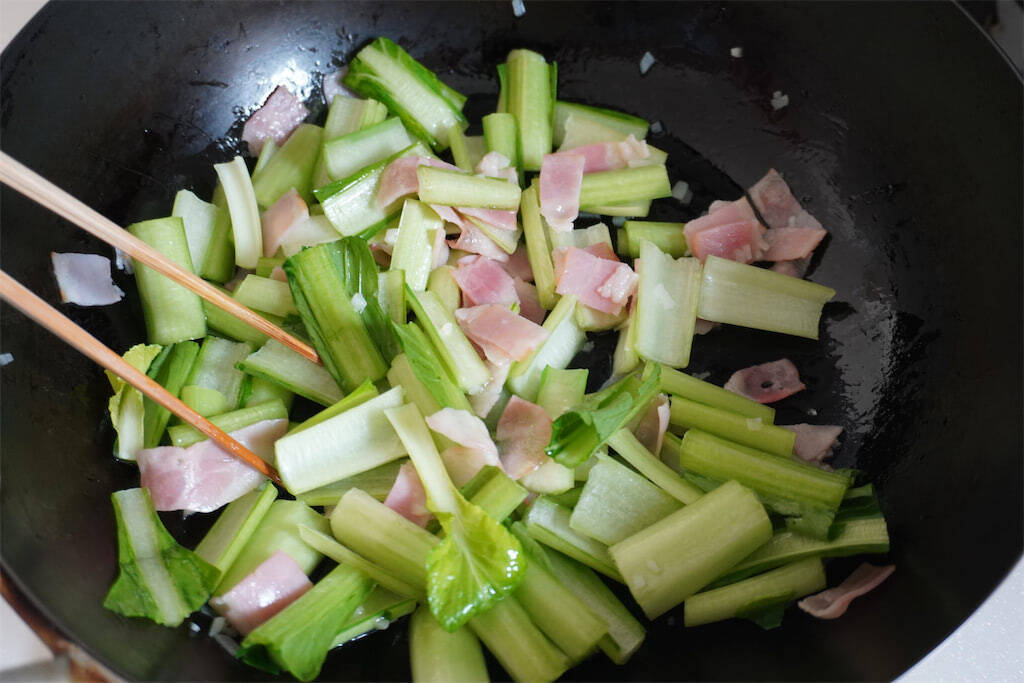 【小松菜マヨ卵をガーリックで炒めて！】めっちゃご飯が進む進む♡ベーコン・カニカマもヤミツキのカギ