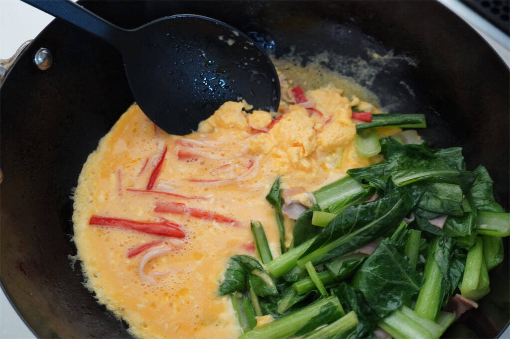 【小松菜マヨ卵をガーリックで炒めて！】めっちゃご飯が進む進む♡ベーコン・カニカマもヤミツキのカギ