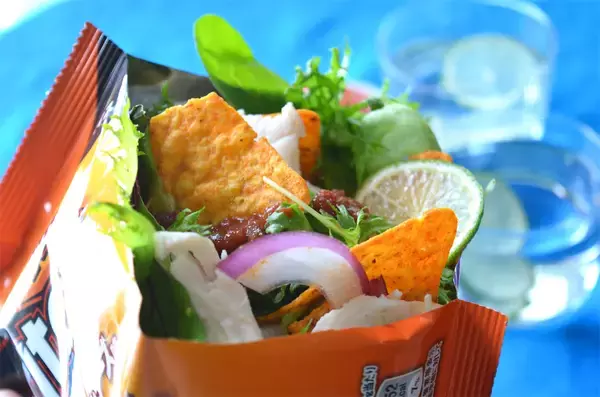 「【おうちでメキシカン】スナック袋に材料入れて「トルティーヤロコス」作ってみた♪一袋で完璧な一食に!?【ドリトス】」の画像