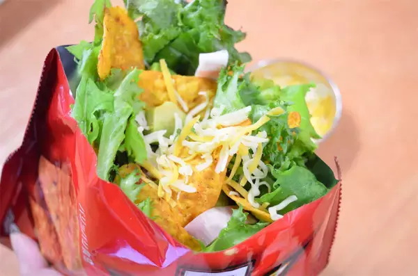 「【おうちでメキシカン】スナック袋に材料入れて「トルティーヤロコス」作ってみた♪一袋で完璧な一食に!?【ドリトス】」の画像