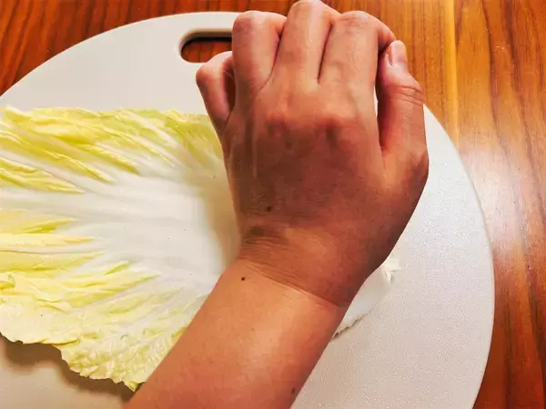 「【白菜の葉、切らずに焼く！】チーズと海苔を絡めて「チヂミ」作ってみた！カリッ、モチッ、トロッの三拍子♪」の画像