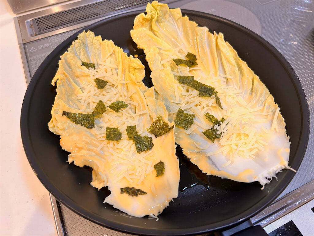 【白菜の葉、切らずに焼く！】チーズと海苔を絡めて「チヂミ」作ってみた！カリッ、モチッ、トロッの三拍子♪