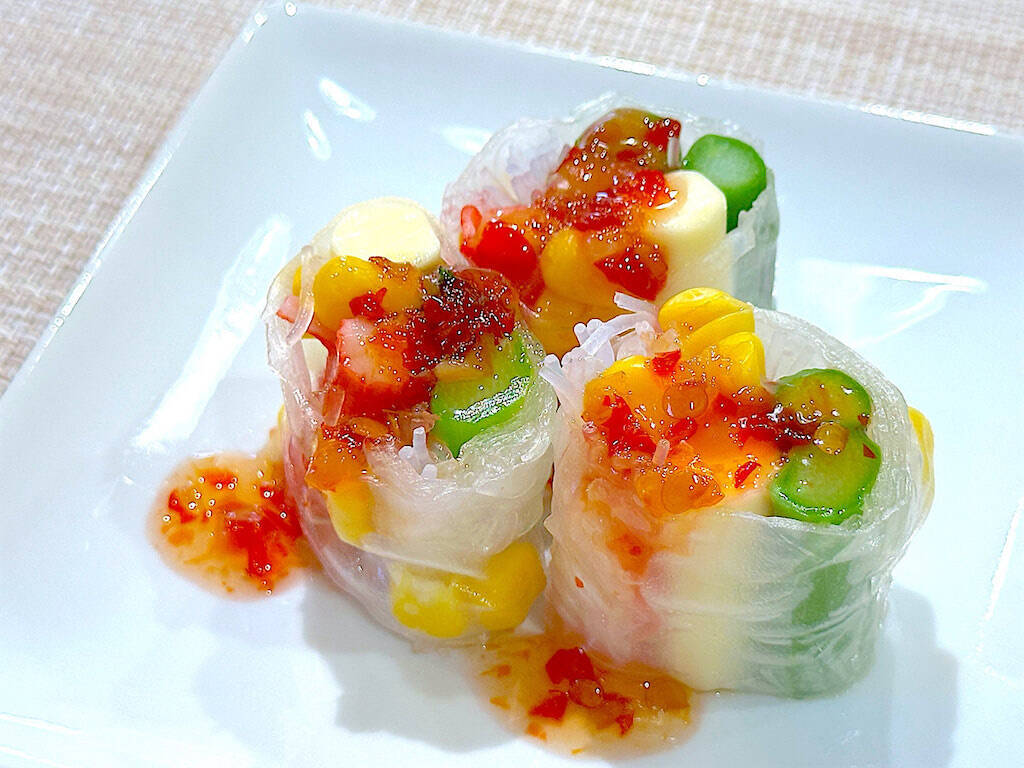 【旬のアスパラ】でシャキプリ食感の「生春巻き」作ろう！かにカマ・チーズ・コーン入りで子どもの箸止まらん♡