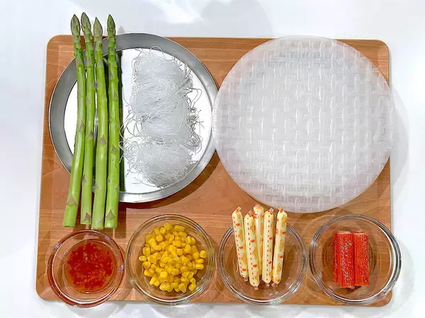 「【旬のアスパラ】でシャキプリ食感の「生春巻き」作ろう！かにカマ・チーズ・コーン入りで子どもの箸止まらん♡」の画像