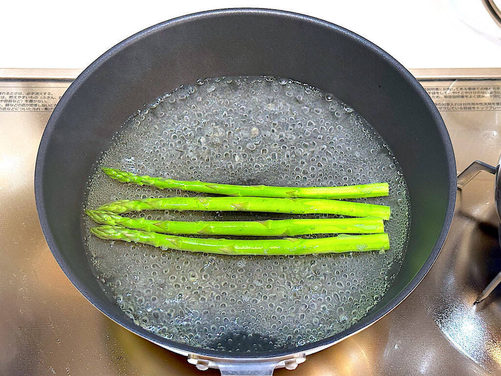 【旬のアスパラ】でシャキプリ食感の「生春巻き」作ろう！かにカマ・チーズ・コーン入りで子どもの箸止まらん♡
