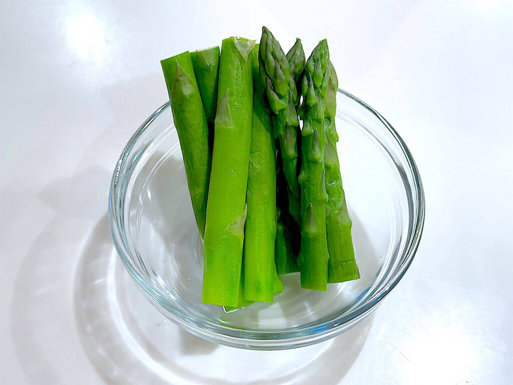 【旬のアスパラ】でシャキプリ食感の「生春巻き」作ろう！かにカマ・チーズ・コーン入りで子どもの箸止まらん♡