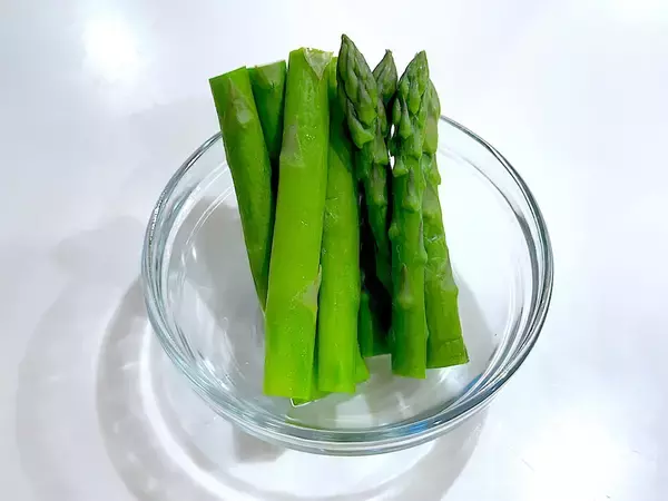 「【旬のアスパラ】でシャキプリ食感の「生春巻き」作ろう！かにカマ・チーズ・コーン入りで子どもの箸止まらん♡」の画像