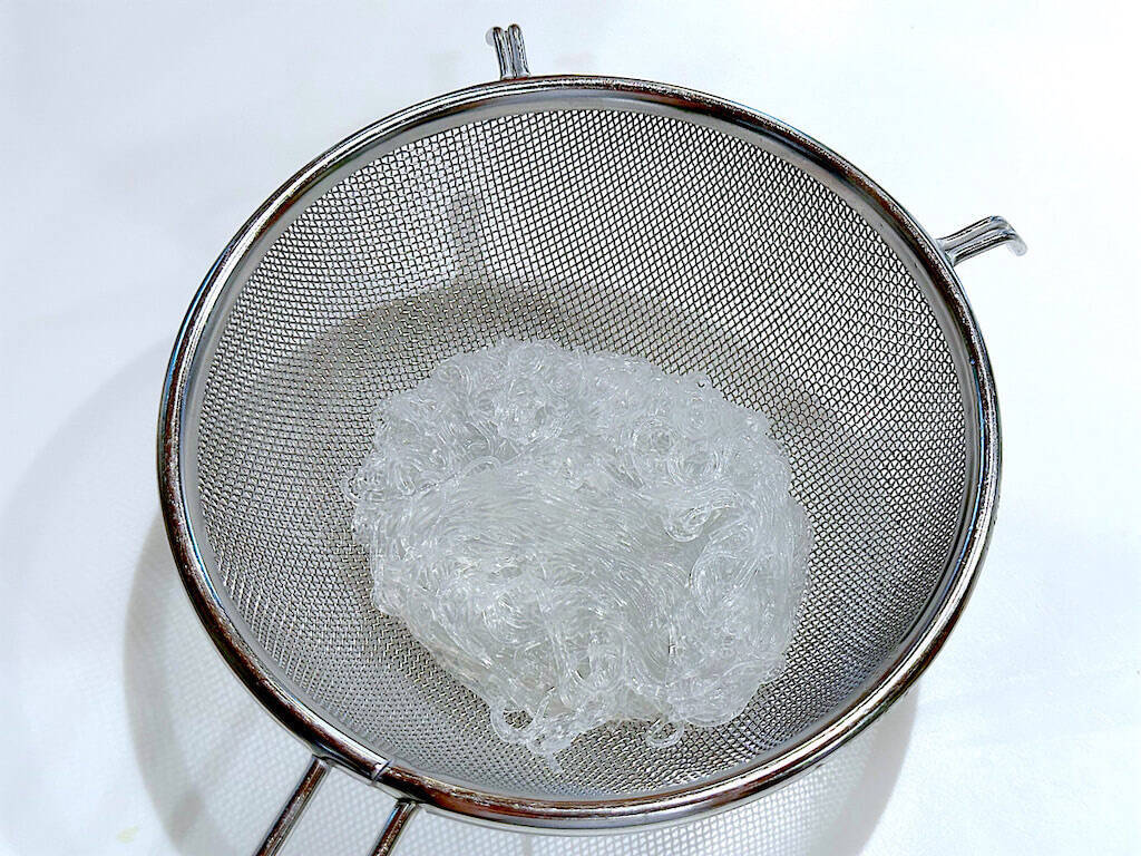【旬のアスパラ】でシャキプリ食感の「生春巻き」作ろう！かにカマ・チーズ・コーン入りで子どもの箸止まらん♡