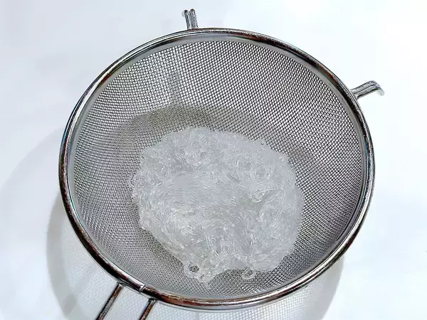 「【旬のアスパラ】でシャキプリ食感の「生春巻き」作ろう！かにカマ・チーズ・コーン入りで子どもの箸止まらん♡」の画像