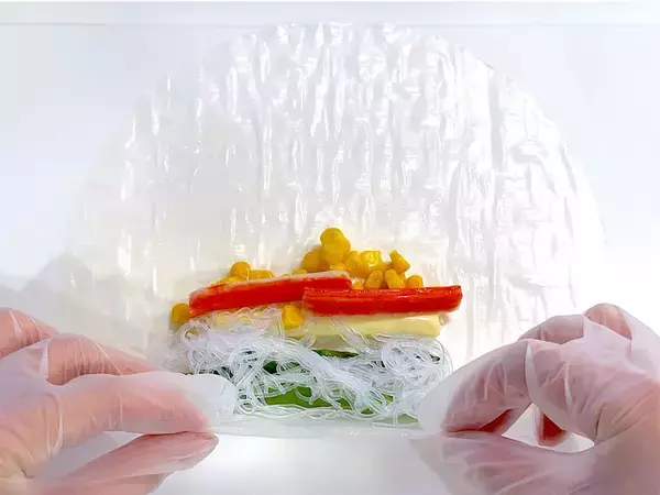 「【旬のアスパラ】でシャキプリ食感の「生春巻き」作ろう！かにカマ・チーズ・コーン入りで子どもの箸止まらん♡」の画像