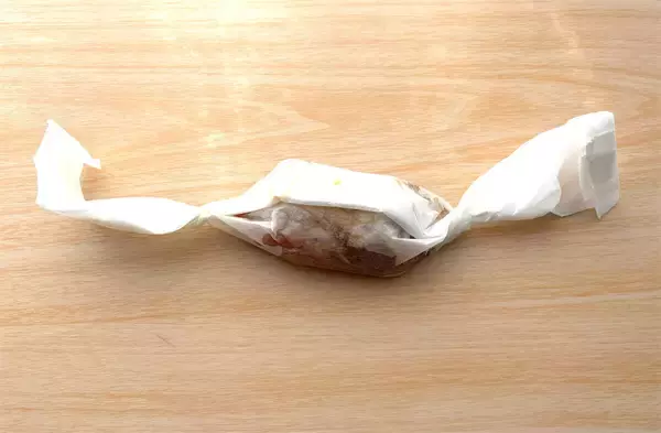 「【リュウジのシンガポール料理】え、紙に包んで揚げる⁉破ると湯気がホカホカ♡「ペーパーチキン」に挑戦」の画像