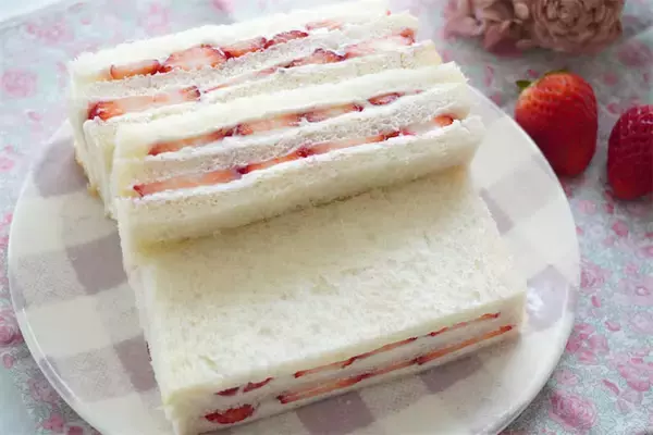 【少量でも特濃ミルキー♡】クリームチーズで「いちごサンド」作ってみた！食パン3枚重ねてダブルチーズ！