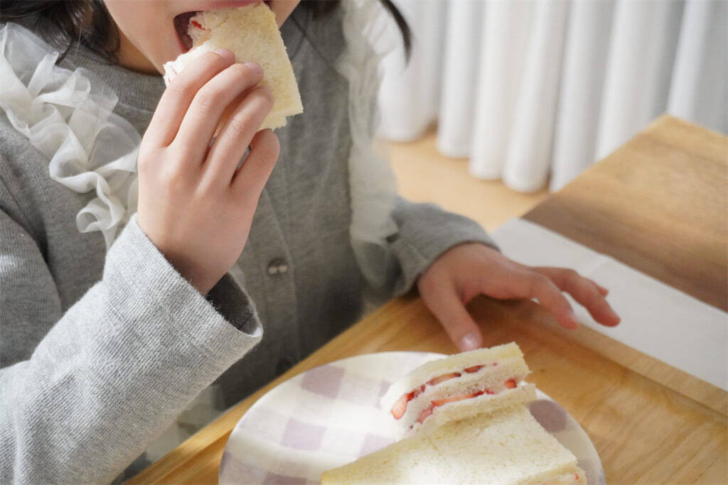 【少量でも特濃ミルキー♡】クリームチーズで「いちごサンド」作ってみた！食パン3枚重ねてダブルチーズ！