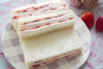 【少量でも特濃ミルキー♡】クリームチーズで「いちごサンド」作ってみた！食パン3枚重ねてダブルチーズ！