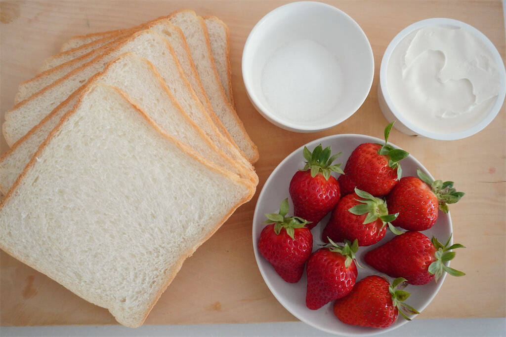 【少量でも特濃ミルキー♡】クリームチーズで「いちごサンド」作ってみた！食パン3枚重ねてダブルチーズ！