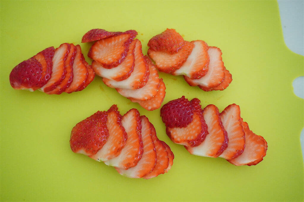 【少量でも特濃ミルキー♡】クリームチーズで「いちごサンド」作ってみた！食パン3枚重ねてダブルチーズ！