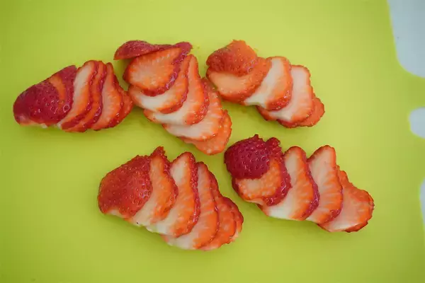 「【少量でも特濃ミルキー♡】クリームチーズで「いちごサンド」作ってみた！食パン3枚重ねてダブルチーズ！」の画像