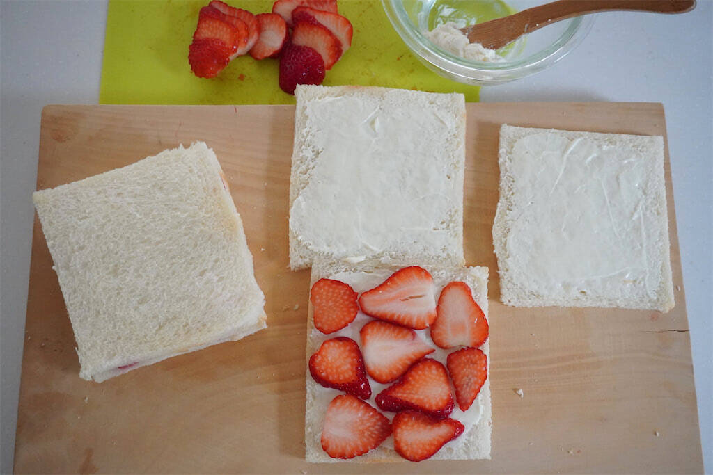 【少量でも特濃ミルキー♡】クリームチーズで「いちごサンド」作ってみた！食パン3枚重ねてダブルチーズ！