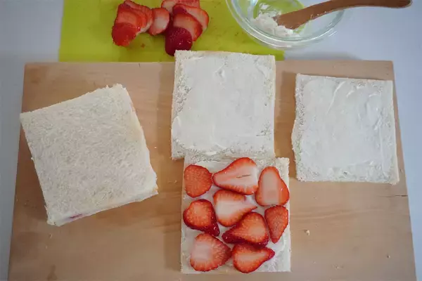 「【少量でも特濃ミルキー♡】クリームチーズで「いちごサンド」作ってみた！食パン3枚重ねてダブルチーズ！」の画像