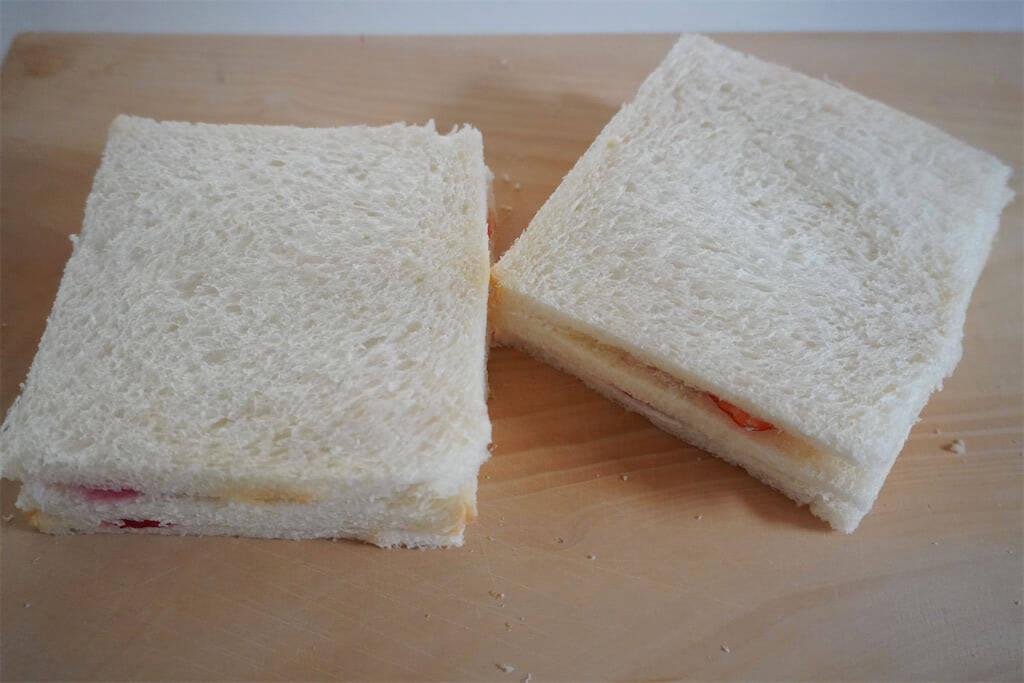 【少量でも特濃ミルキー♡】クリームチーズで「いちごサンド」作ってみた！食パン3枚重ねてダブルチーズ！