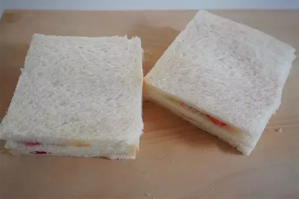 「【少量でも特濃ミルキー♡】クリームチーズで「いちごサンド」作ってみた！食パン3枚重ねてダブルチーズ！」の画像