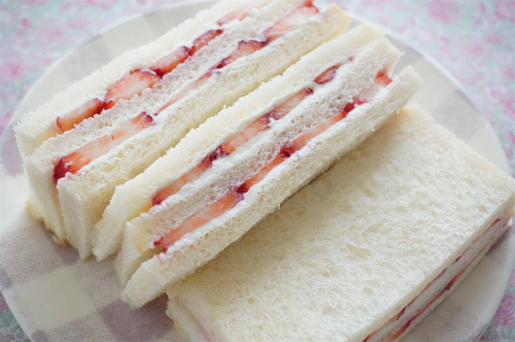 【少量でも特濃ミルキー♡】クリームチーズで「いちごサンド」作ってみた！食パン3枚重ねてダブルチーズ！