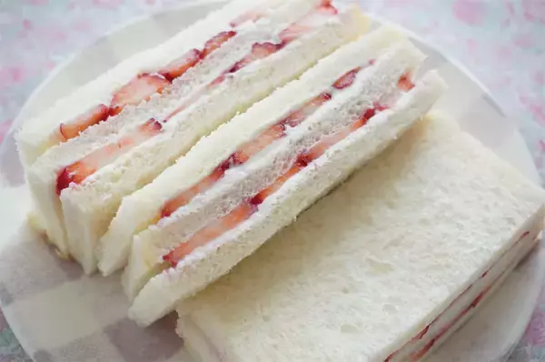 「【少量でも特濃ミルキー♡】クリームチーズで「いちごサンド」作ってみた！食パン3枚重ねてダブルチーズ！」の画像